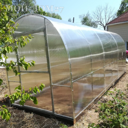 Теплица Трубная Двушка 2х6 метров с поликарбонатом | Мой-Дом27 | Каркас изготовлен из оцинкованной замкнутой трубы 20*20 мм.<br>
 <b>Ширина - 2&nbsp;метра</b>.&nbsp;Высота - 2,15 метра. Длина 6 метров.<br>
 Выдерживаемая снеговая нагрузка - 100 кг/м2. Выдерживаемая ветровая нагрузка - до 22 м/с.<br>
 Расстояние между дугами 1 метр.&nbsp;<b>Толщина металла дуг 1,2 мм</b>.&nbsp;Ширина двери 0,96 метра.<br>